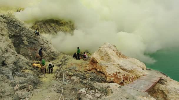 Arbetare som bryter svavel i Ijen vulkanens krater — Stockvideo