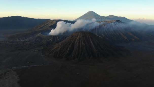 Nuvens de fumo no vulcão, Monte Bromo, Indonésia — Vídeo de Stock