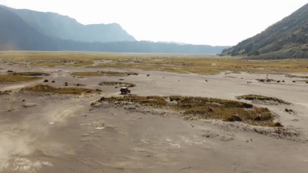 SUV coche de montar en la meseta de montaña en Indonesia — Vídeo de stock