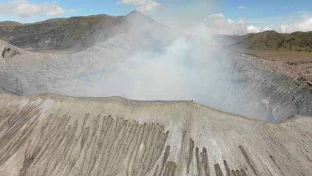 Mount Bromo je zakouřená aktivní sopka s kráterem — Stock video