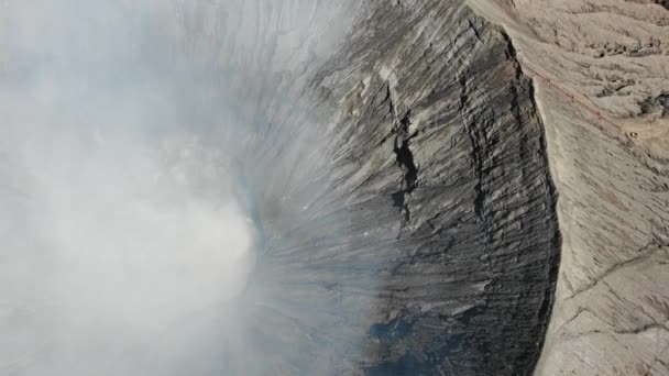 Røyk på Ijen vulkankrater i Øst-Java, Indonesia – stockvideo