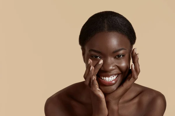 Portrait Gros Plan Belle Fille Africaine Joyeux Jeune Femme Toucher — Photo