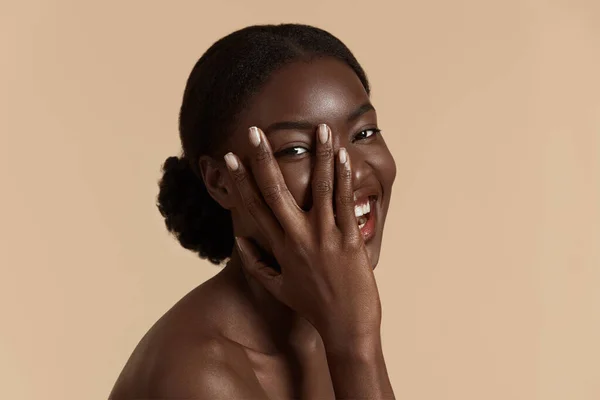 Portrét Zblízka Krásné Africké Dívky Šťastná Mladá Žena Dotýká Své — Stock fotografie