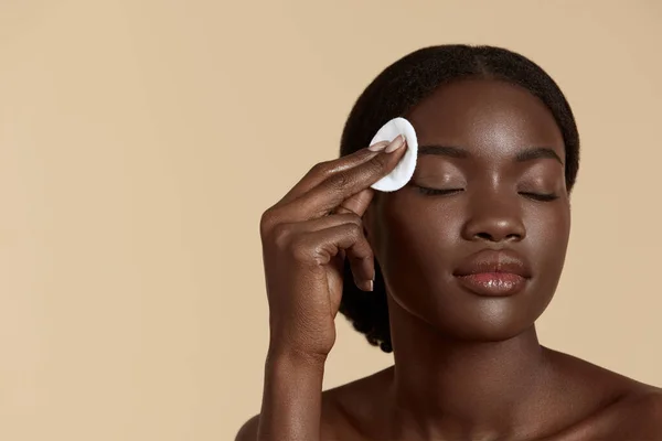 Portrait Close Beautiful Black Girl Touch Her Clean Face Cotton — Stock Photo, Image