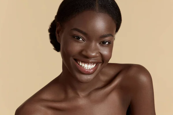 Retrato Cerca Hermosa Chica Africana Una Joven Sonriente Mirando Cámara — Foto de Stock