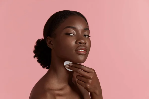 Güzel Siyah Bir Kızın Portresi Temiz Yüzüne Pamukla Dokunuyor Ciddi — Stok fotoğraf