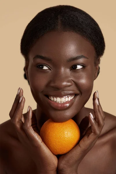 아름다운 아프리카 소녀의 가까이에 초상화에는 오렌지색이 있습니다 스킨케어의 베이지 배경에서 — 스톡 사진