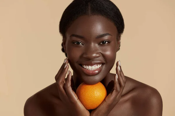 Retrato Cerca Hermosa Chica Africana Sostienen Todo Naranja Una Joven — Foto de Stock