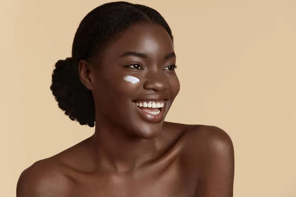 Portret Bliska Pięknej Czarnej Dziewczyny Kremem Kosmetycznym Twarzy Uśmiechnięta Młoda — Zdjęcie stockowe
