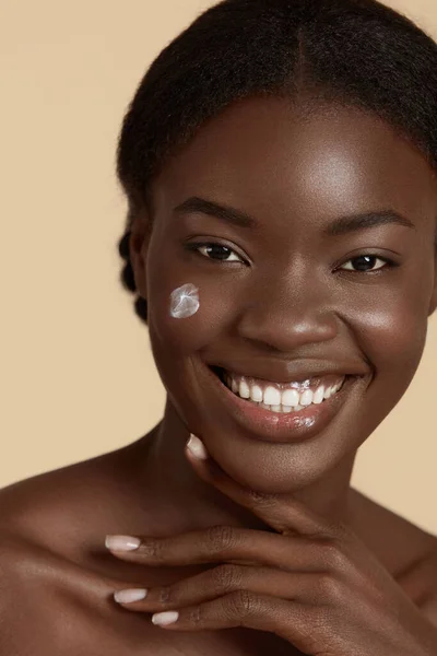 Retrato Cerca Hermosa Chica Negra Con Crema Cosmética Cara Una — Foto de Stock