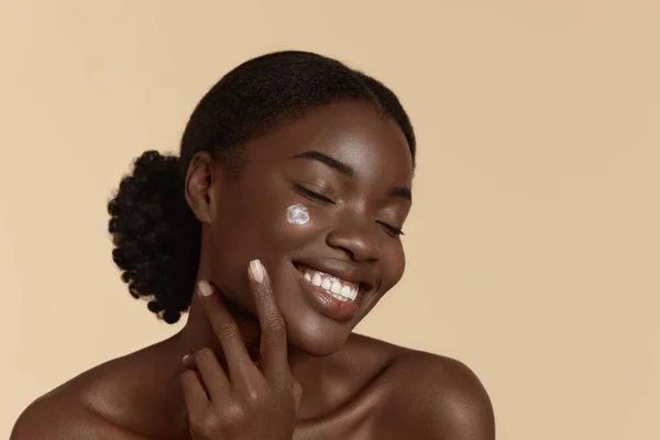 Yüzünde Kozmetik Kremi Olan Güzel Siyah Bir Kızın Portresi Gözleri — Stok fotoğraf