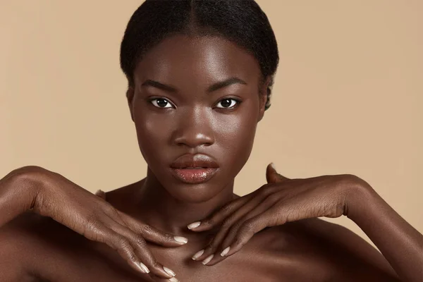 Güzel Afrikalı Bir Kızın Portresi Temiz Yüzlü Ciddi Bir Genç — Stok fotoğraf