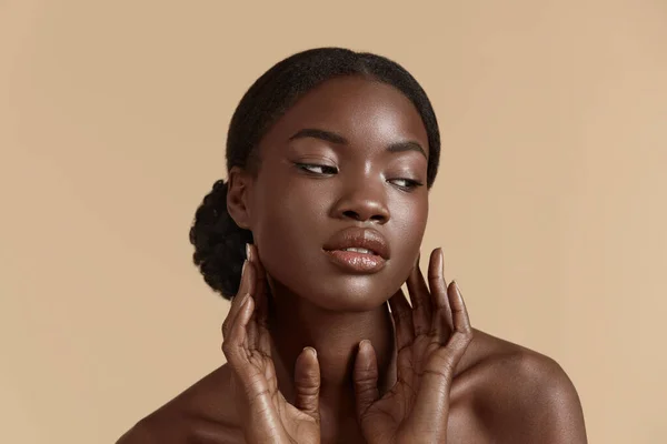 Portrét Zblízka Krásné Africké Dívky Zamyšlená Mladá Žena Dotkla Své — Stock fotografie
