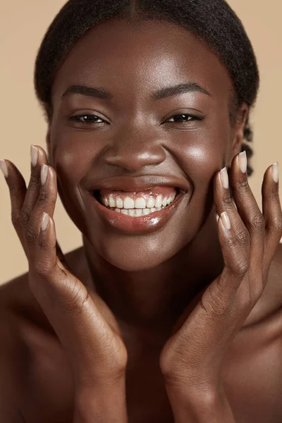 Retrato Cerca Hermosa Chica Africana Una Joven Sonriente Toca Cara — Foto de Stock
