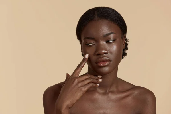 Portrait Gros Plan Belle Fille Africaine Une Jeune Femme Réfléchie — Photo