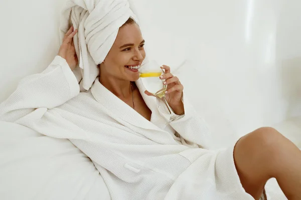 Lächelndes Mädchen Bademantel Trinkt Limonade Aus Glas Während Auf Dem — Stockfoto