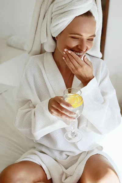 Śmiejąca Się Europejka Pije Lemoniadę Prysznicu Młoda Uśmiechnięta Piękna Kobieta — Zdjęcie stockowe