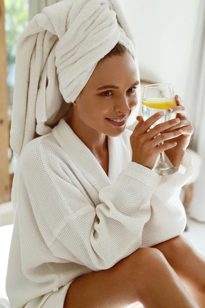 Uśmiechnięta Europejka Pije Lemoniadę Spa Młoda Piękna Kobieta Nosi Szlafrok — Zdjęcie stockowe