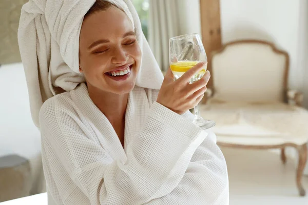 Una Chica Europea Sonriente Bebe Limonada Albornoz Joven Hermosa Mujer —  Fotos de Stock