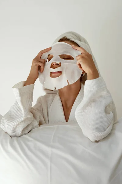 Ragazza Europea Applicare Maschera Panno Cosmetico Sul Viso Giovane Bella — Foto Stock