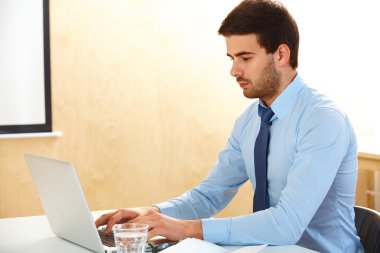 İşadamı laptop çalışma ile