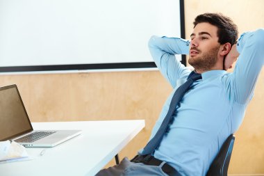 Parlak bir ofiste oturan işadamı