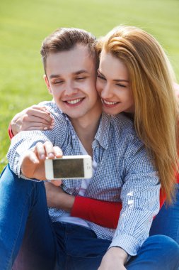 çiftler selfie alarak telefon ile