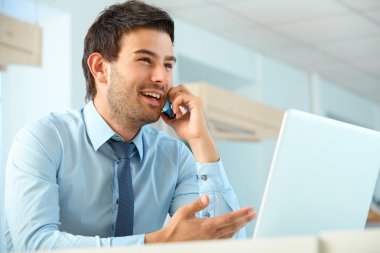 İş adamı cep telefonuyla konuşuyor.