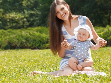 Güzel anne ve bebek dışarıda.