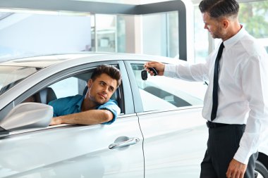 Araba satıcısı müşteri yeni bir araba anahtar teslim