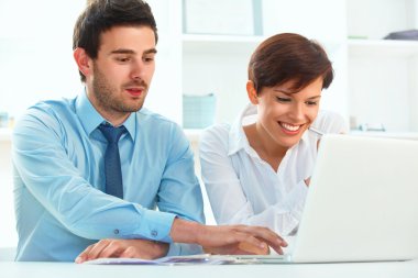 Ofiste çalışan iş adamları
