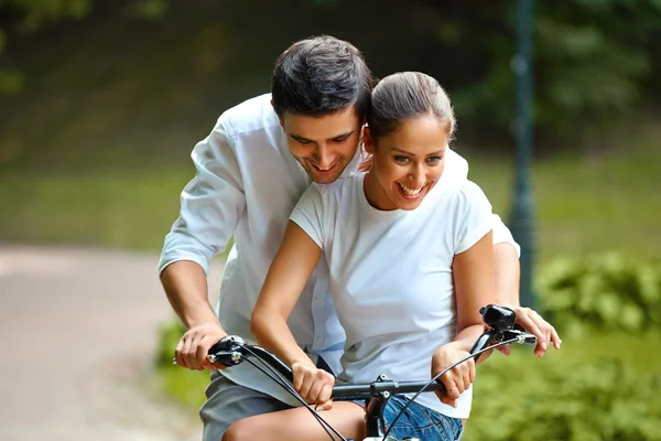 Couple cycling in the summer park — Stock Photo, Image