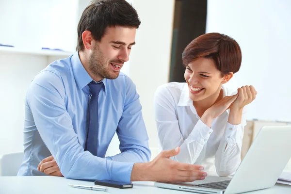 Geschäftsleute im Büro — Stockfoto