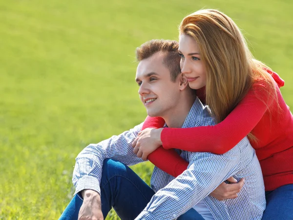 Pareja feliz libre disfrutando de la naturaleza . — Foto de Stock