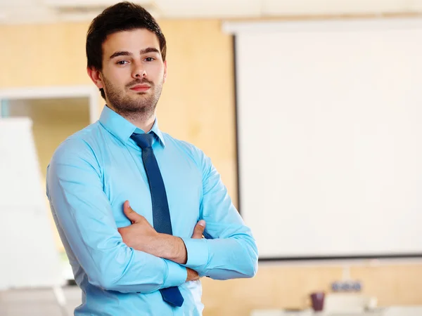 Empresario con los brazos doblados — Foto de Stock