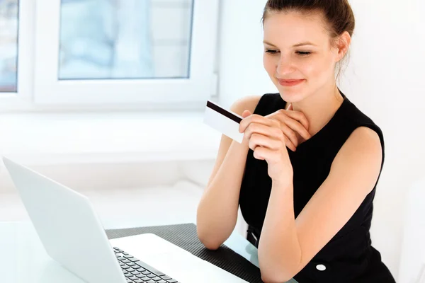 Mujer Compras desde Internet —  Fotos de Stock