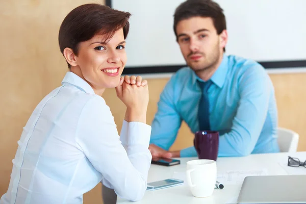 Zakenmensen ontmoeten elkaar in functie — Stockfoto