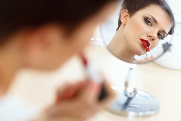 Donna che fa trucco giornaliero . — Foto Stock