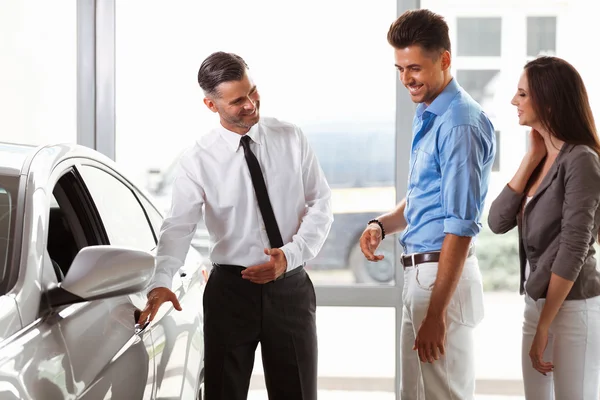 Pareja comprando un coche nuevo — Foto de Stock