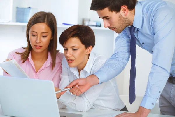 Zakenmensen ontmoeten elkaar in functie — Stockfoto