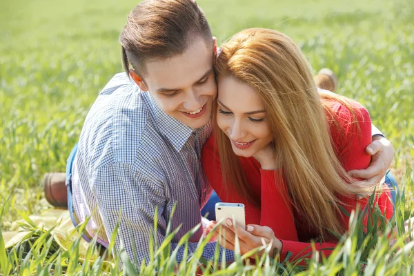 Paare mit Handy — Stockfoto