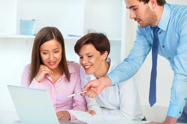 Geschäftsleute treffen sich im Büro — Stockfoto