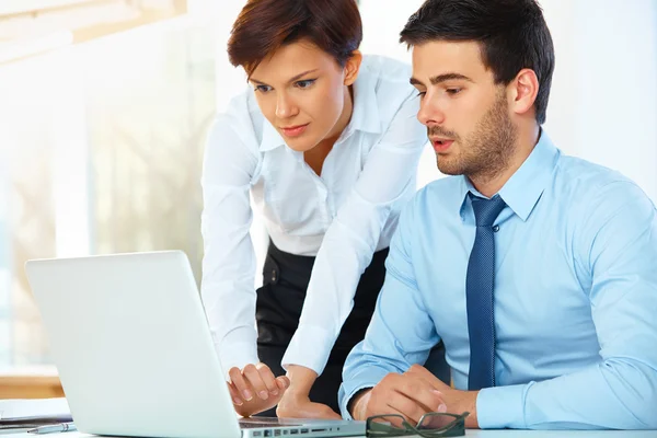 Les gens d'affaires travaillant dans le bureau — Photo