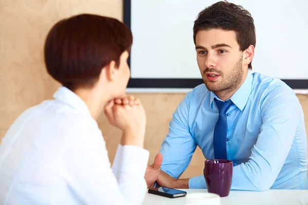 Geschäftsleute im Gespräch — Stockfoto