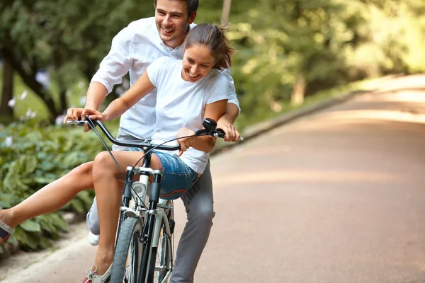 Ciclismo de pareja en el parque de verano —  Fotos de Stock