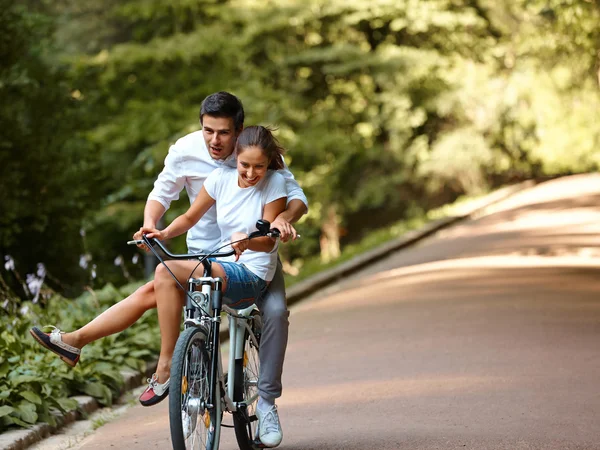 Couple cycling in the summer park — Stock Photo, Image