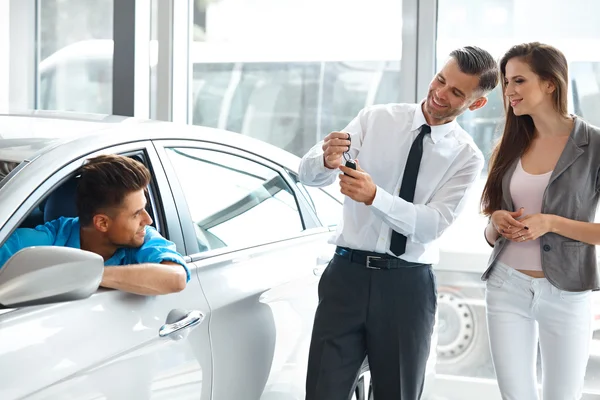 Autoverkoper nodigt klanten op Showroom. — Stockfoto