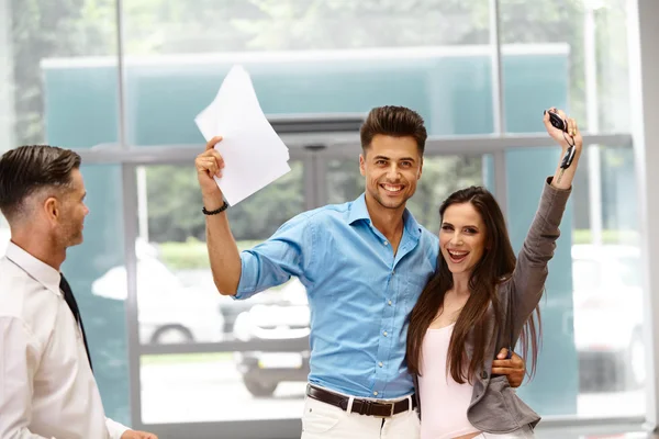 Vendedor de coches invita a los clientes en Showroom . — Foto de Stock