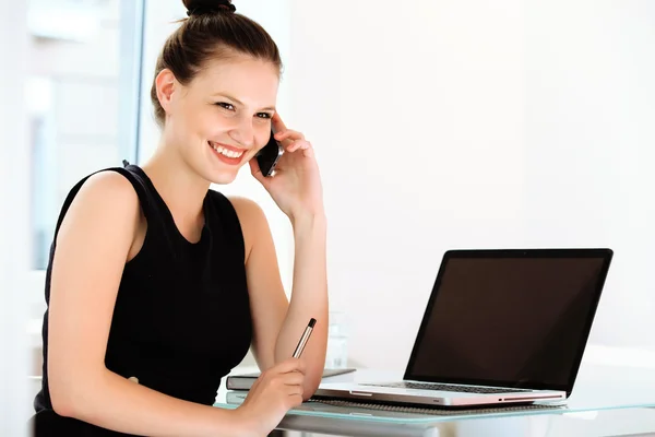 Businesswoman talking on mobile phone — Stock Photo, Image