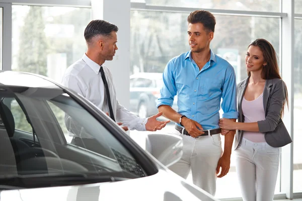 Koppel een nieuwe auto kopen — Stockfoto